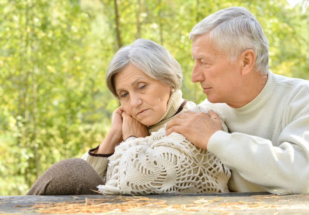 ניצול קשישים | זוג מבוגרים עצוב