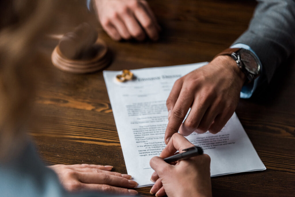 הסכם גירושין | חתימה על מסמך בבית משפט